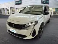 Peugeot 3008 bianco davanti a uno showroom Spoticar. Scopri il costo tagliando Peugeot 3008 per la tua auto.