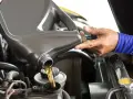Versare olio motore: lubrifica, raffredda e protegge il motore, garantendo prestazioni ottimali e lunga durata.