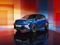 Renault Captur blu, con cerchi in lega dal design sportivo. Le gomme sono adatte a un SUV compatto, pronte per ogni avventura.