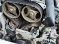 Dettaglio del motore auto: la cinghia di distribuzione, fondamentale per la sincronizzazione delle valvole.