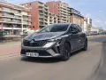 Un'auto grigia moderna sfreccia in città, perfetta per i neopatentati che cercano stile e sicurezza.