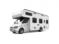 Autocaravan bianco su sfondo bianco, ideale per conoscere i limiti velocità autocaravan 3.5 t.