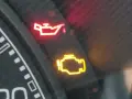 Cruscotto auto: la spia della pressione dell'olio è di colore rosso, un segnale di allarme da non ignorare.