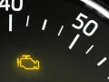 Spia avaria motore accesa: cosa fare? Il cruscotto mostra la spia gialla del motore e il tachimetro.