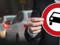 Divieto di circolazione per auto a benzina Euro 4. Il segnale stradale indica restrizioni per i veicoli inquinanti.