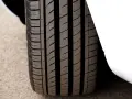 Gomme auto con battistrada residuo 5 mm. La profondità del battistrada è ancora buona per affrontare la strada.