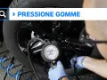 Controllo pressione gomme auto con manometro. Assicurati di gonfiare le gomme alla giusta pressione per la sicurezza.