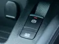 Pulsante freno a mano elettronico con spia rossa accesa e scritta "AUTO HOLD".
