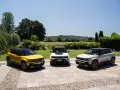 Tre Jeep Avenger, una gialla, una bianca e una grigia, parcheggiate all'aperto. Ottimi incentivi auto full hybrid per chi cerca un SUV ecologico.
