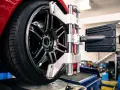 Ruota di un'auto rossa su un banco di prova per l'assetto ruote.