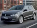 Volkswagen Polo grigia in movimento. Per il tagliando Volkswagen Polo ogni quanto? Consulta il libretto o il tuo meccanico.