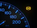 Cruscotto auto con spia ABS accesa. Indica la necessità di resettare spia ABS per ripristinare la sicurezza.