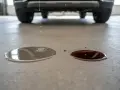 Gocce d'acqua e liquido scuro cadono da un'auto parcheggiata, indicando una possibile perdita d'acqua a motore spento.
