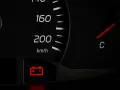 Spia rossa della batteria accesa sul cruscotto. Se la batteria è scarica il quadro si accende, segnalando un problema.