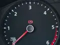 Cruscotto auto con tachimetro e spia freno a mano accesa.