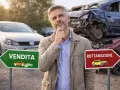 Uomo pensieroso davanti a cartelli "Vendita" e "Rottamazione". Forse valuta la rottamazione Euro 5 per un'auto nuova.