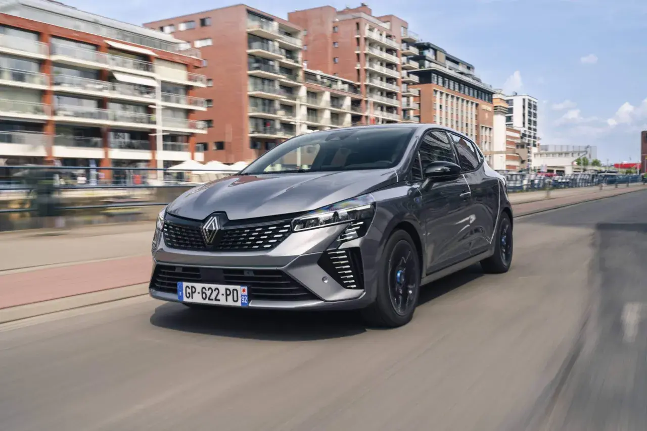Un'auto grigia moderna sfreccia in città, perfetta per i neopatentati che cercano stile e sicurezza.