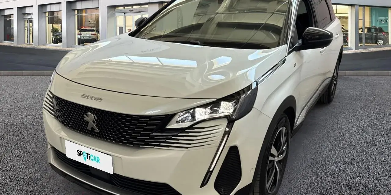 Peugeot 3008 bianco davanti a uno showroom Spoticar. Scopri il costo tagliando Peugeot 3008 per la tua auto.