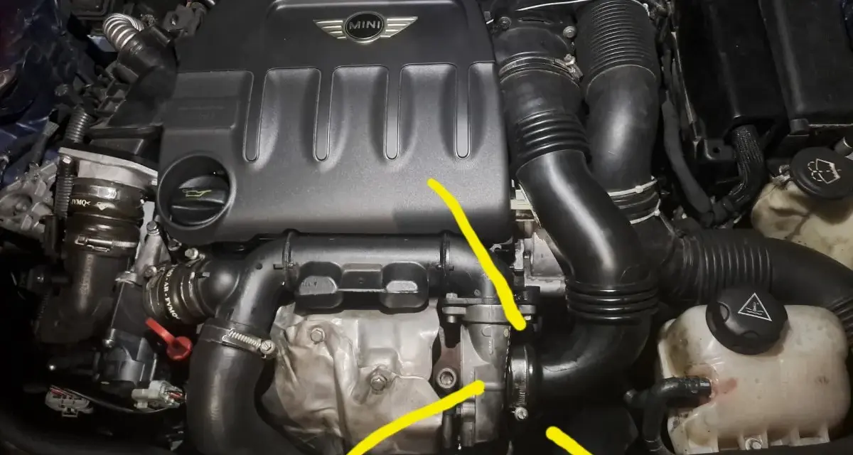 Motore Mini Cooper con evidenziata una possibile perdita olio motore lato destro, vicino al turbo.