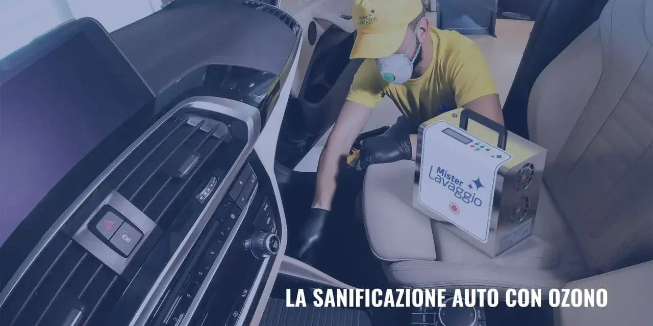 Un operatore effettua la sanificazione auto con ozono, utilizzando un macchinario per un ambiente interno igienizzato e sicuro.