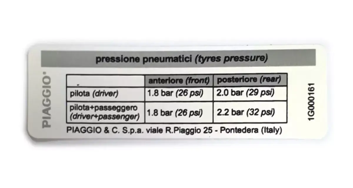 Etichetta con pressione pneumatici Vespa 50 Special: 1.8 bar (anteriore) e 2.0/2.2 bar (posteriore) a seconda del carico.