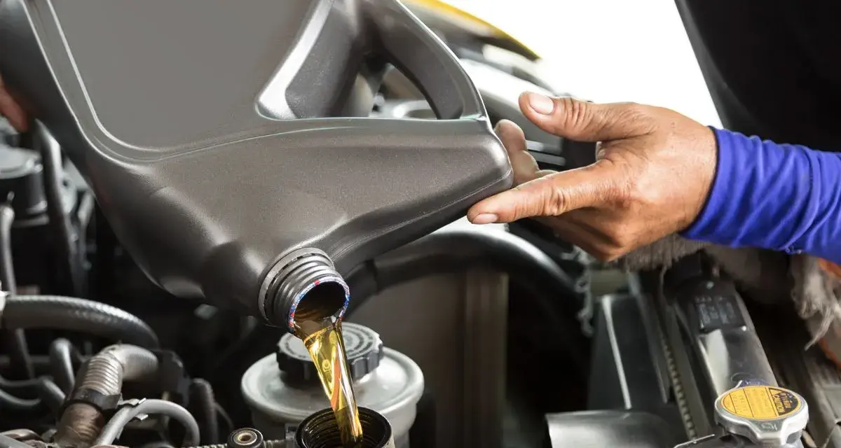 Versare olio motore: lubrifica, raffredda e protegge il motore, garantendo prestazioni ottimali e lunga durata.