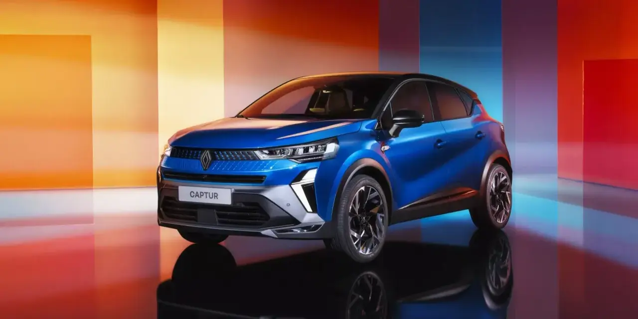 Renault Captur blu, con cerchi in lega dal design sportivo. Le gomme sono adatte a un SUV compatto, pronte per ogni avventura.