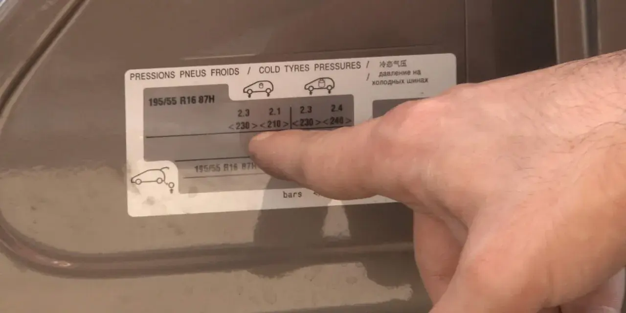 Etichetta con pressioni pneumatici 195/55 R16 87H. Dati in bar per diverse condizioni di carico.