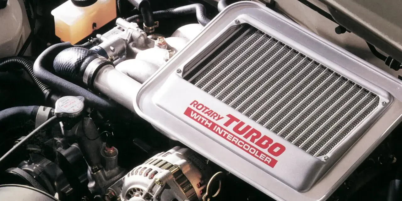Motore rotativo turbo con intercooler. L'intercooler raffredda l'aria compressa dal turbo, migliorando le prestazioni.