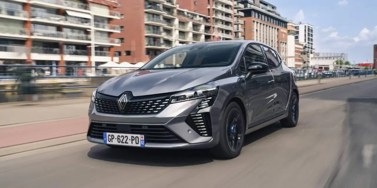 Un'auto grigia moderna sfreccia in città, perfetta per i neopatentati che cercano stile e sicurezza.