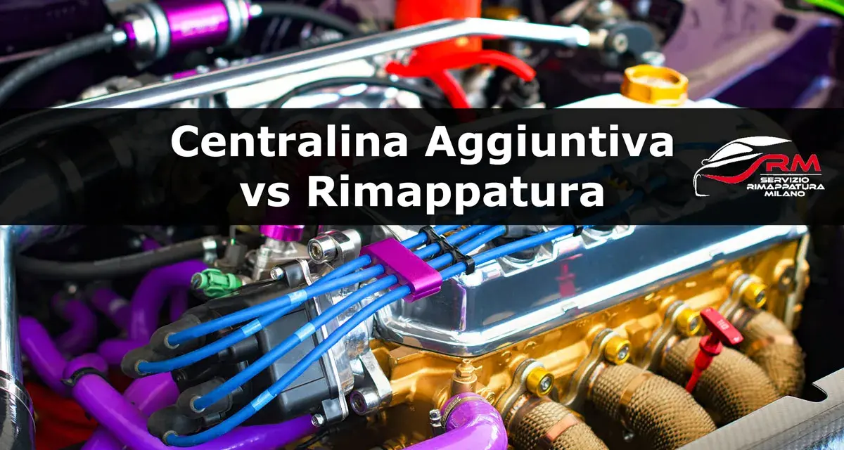 Motore elaborato con tubi viola e cavi blu. Il testo indica "Centralina Aggiuntiva vs Rimappatura", suggerendo un confronto tra metodi per ottimizzare le prestazioni del motore.