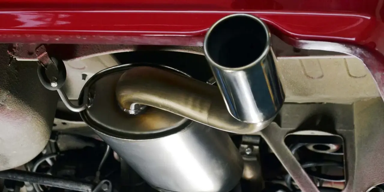 Il silenziatore dell'auto, parte essenziale per ridurre il rumore.