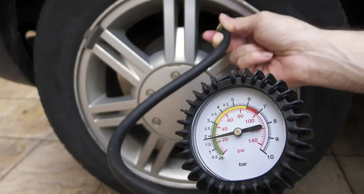 Controllo della pressione gomme Peugeot 208 con manometro. La lancetta indica un valore basso, necessario gonfiare.