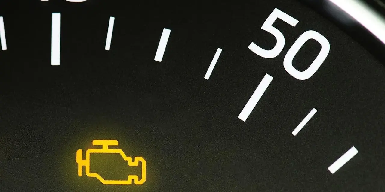 Spia avaria motore accesa: cosa fare? Il cruscotto mostra la spia gialla del motore e il tachimetro.
