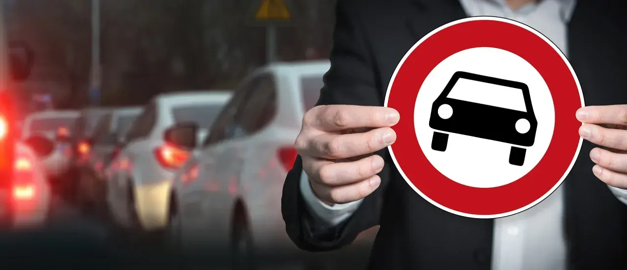 Divieto di circolazione per auto a benzina Euro 4. Il segnale stradale indica restrizioni per i veicoli inquinanti.