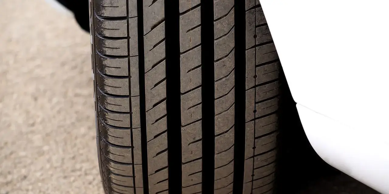 Gomme auto con battistrada residuo 5 mm. La profondità del battistrada è ancora buona per affrontare la strada.