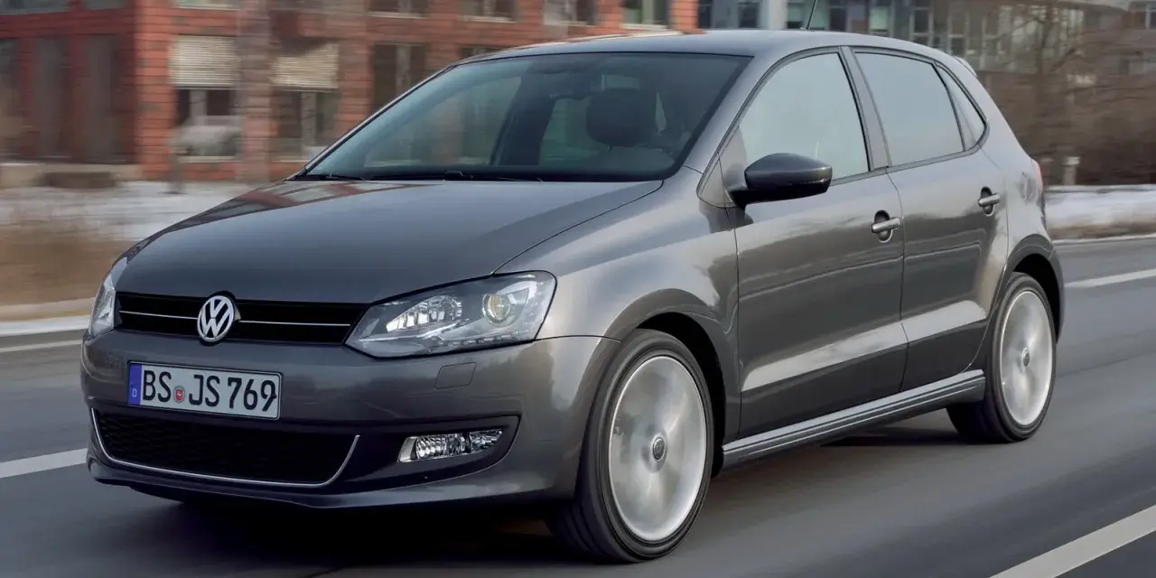 Volkswagen Polo grigia in movimento. Per il tagliando Volkswagen Polo ogni quanto? Consulta il libretto o il tuo meccanico.