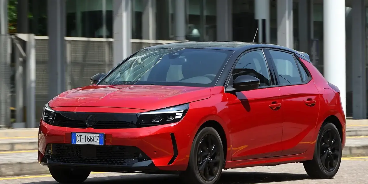 Opel Corsa 1.2 benzina rossa in movimento. Per il tagliando, ogni quanto?