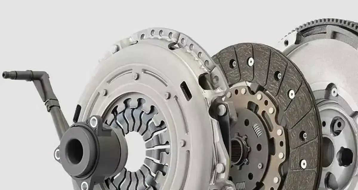 Parti di frizione per auto: disco, spingidisco e volano. Componenti essenziali per il cambio marcia.