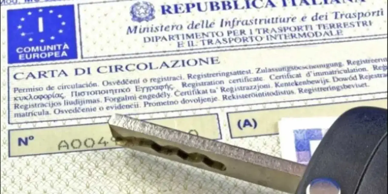 Carta di circolazione e chiave dell'auto, documenti obbligatori in auto per viaggiare in regola.