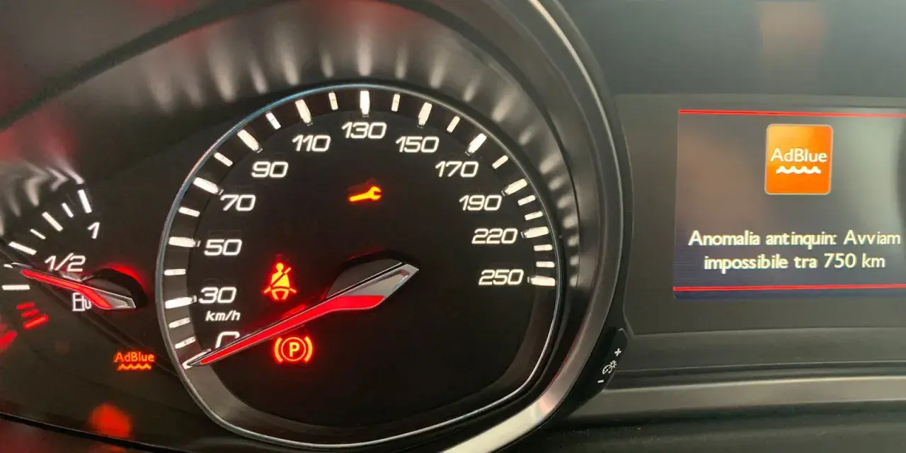 Spia AdBlue non si spegne dopo rabbocco Renault. Anomalia antinquinamento, avvio impossibile tra 750 km.