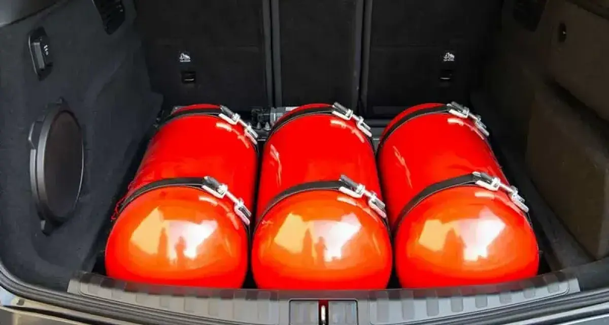 Bagagliaio con bombole GPL rosse. Informazioni su euro 4 GPL fino a quando possono circolare.