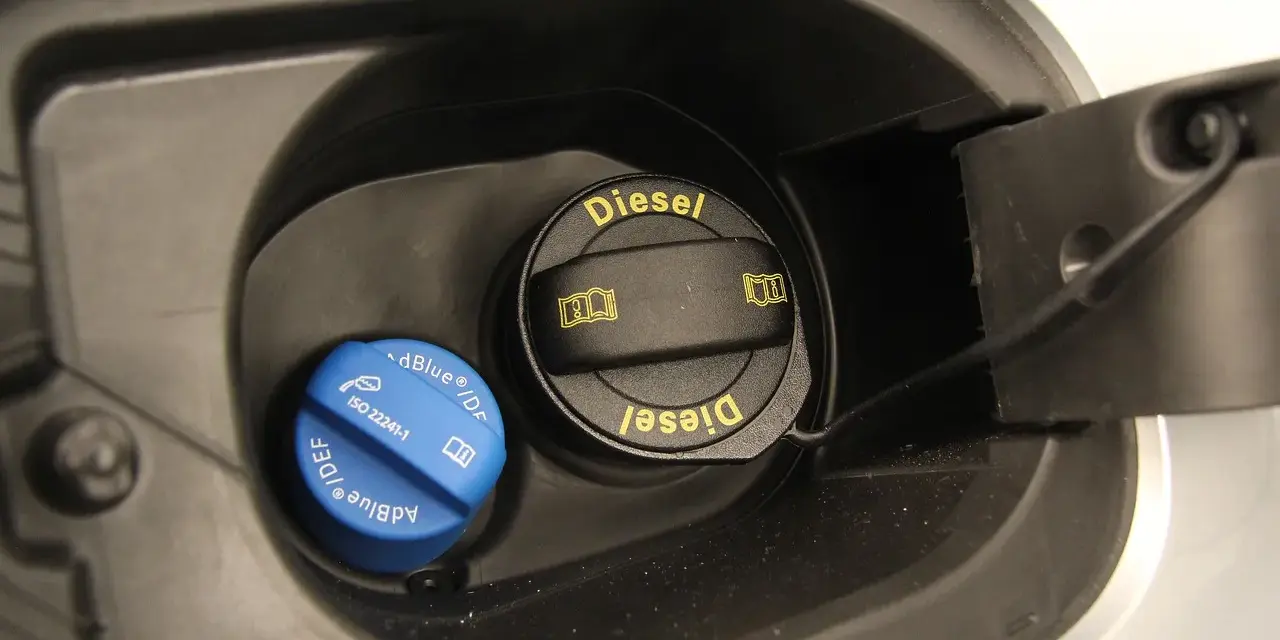 Tappo blu per AdBlue e tappo nero per Diesel, pronti per il rifornimento.