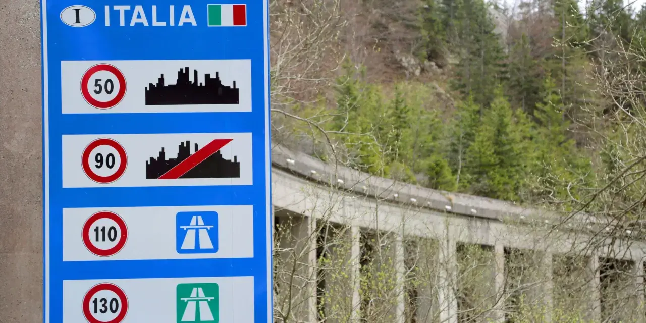 Cartello stradale italiano con limiti di velocità: 50, 90 (fine), 110 e 130 km/h.