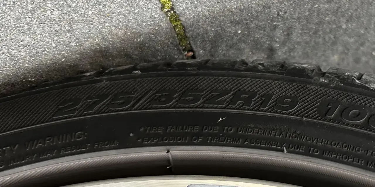 Gomme 275/35ZR19. Attenzione a montare gomme diverse davanti e dietro, potrebbe causare problemi.