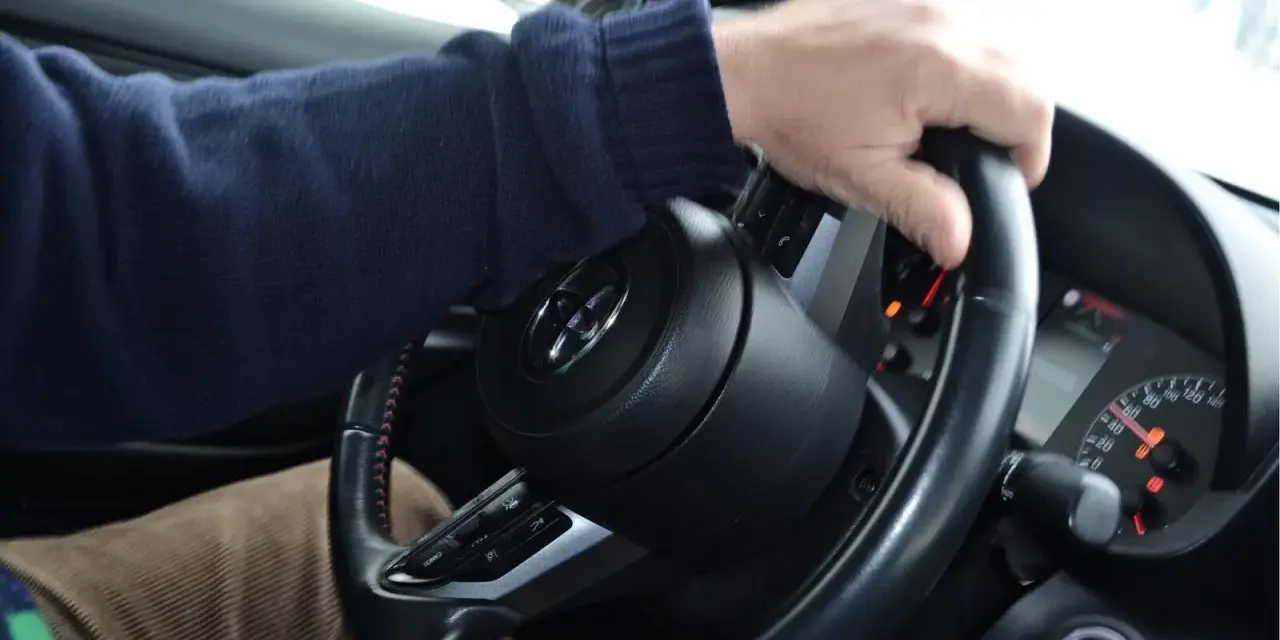 Mani sul volante, un promemoria su come guidare sulla neve: lentezza e dolcezza per affrontare le strade scivolose.