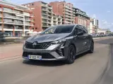 Un'auto grigia moderna sfreccia in città, perfetta per i neopatentati che cercano stile e sicurezza.
