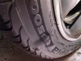 Una bolla su pneumatico, forse un chiodo conficcato, minaccia la sicurezza del viaggio.