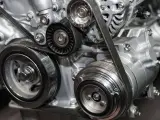 Dettaglio di un motore con cinghia a bagno d'olio, che mostra pulegge e componenti. Alcuni motori moderni utilizzano questo sistema.