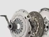 Parti di frizione per auto: disco, spingidisco e volano. Componenti essenziali per il cambio marcia.